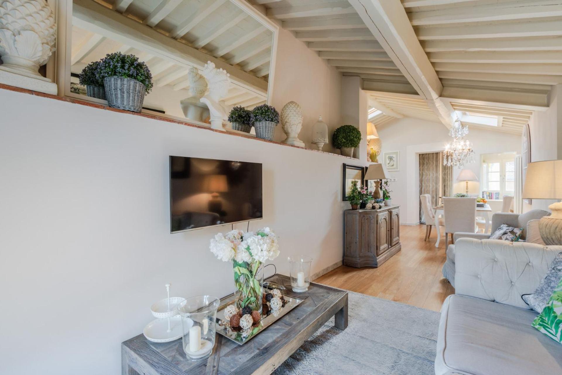 Apartment Casa Laura, Unwind Yourself On A Luxury Terrace In Town Lucca