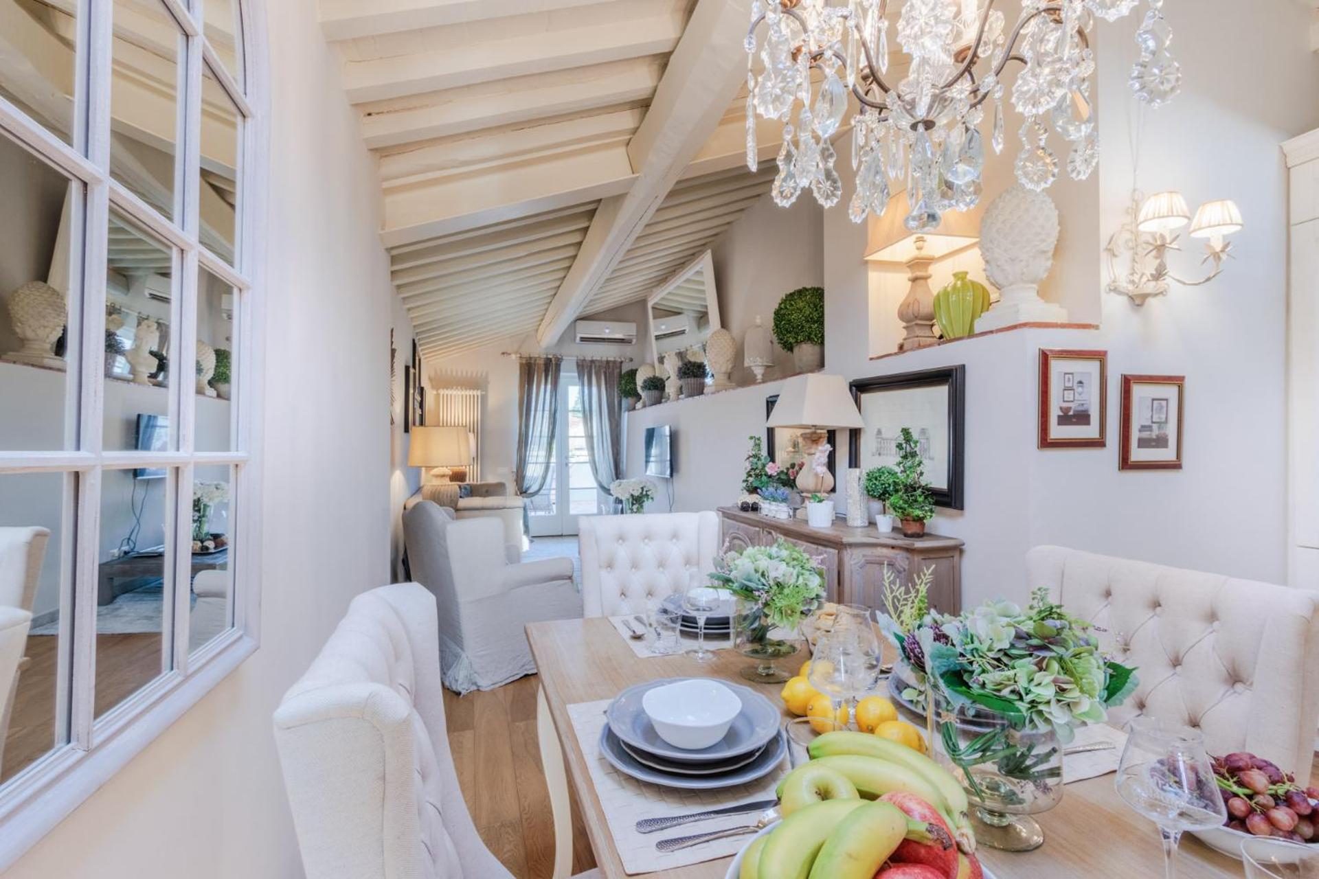 Apartment Casa Laura, Unwind Yourself On A Luxury Terrace In Town Lucca